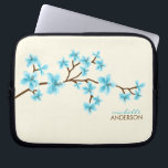 Aqua-Kirschblüten-Baum Laptopschutzhülle<br><div class="desc">Personalisierte Laptophülse kennzeichnet eine schöne vektorillustration der Kirschblüten oder des Kirschblüte-Baums. Fertigen Sie mit Ihrem Namen,  Monogramm,  Initialen oder Text Ihrer Wahl besonders an. 
 Mujka</div>