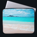 Aqua Ozean und Sandstrand Foto nach Maß Laptopschutzhülle<br><div class="desc">Denken Sie an den frischen Salzgeruch der Meeresluft. Entspannen Sie sich, atmen und erkunden Sie die Einsamkeit eines leeren hawaiianischen Strandes mit dieser atemberaubenden, lebhaften Fotografie in Monogramm-Nopren-Laptop-Hülle. Dieser Laptop-Ärmel ist in drei Größen erhältlich: 15 Zoll, 13 Zoll und 10 Zoll. Ein tolles Geschenk für jemanden, der etwas Besonderes ist!...</div>