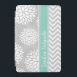 Aqua und Grau Monogramm Zickzack und floral iPad Mini Hülle<br><div class="desc">Niedliches,  mädchenhaftes Design mit Zickzack Zickzack-Streifen und modernen Chrysanthemum-Blume. Kontrastfarbene Rugby Stripe Band mit Ihrem personalisierten Monogrammnamen oder Ihren Initialen. Klicken Sie auf Anpassen,  um den Schriftart und die Farbe eines Monogramms zu ändern,  um ein eigenes einzigartiges Design zu erstellen.</div>