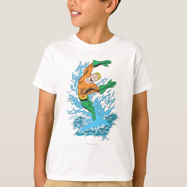 Aquaman springt in Wellen T-Shirt (Vorderseite)