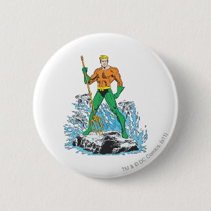 Aquaman steht mit Heugabel Button