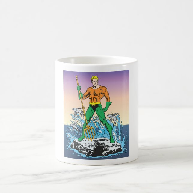 Aquaman steht mit Spear Kaffeetasse (Mittel)