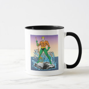 Aquaman steht mit Spear Tasse
