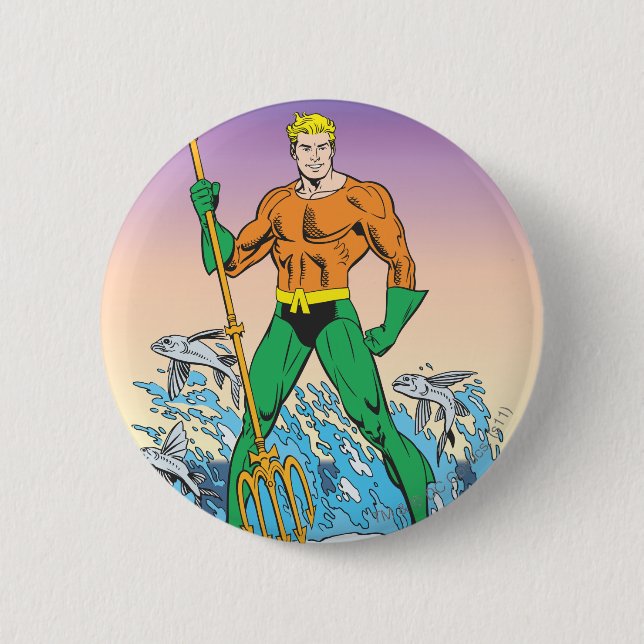 Aquaman steht mit Speer Button (Vorderseite)