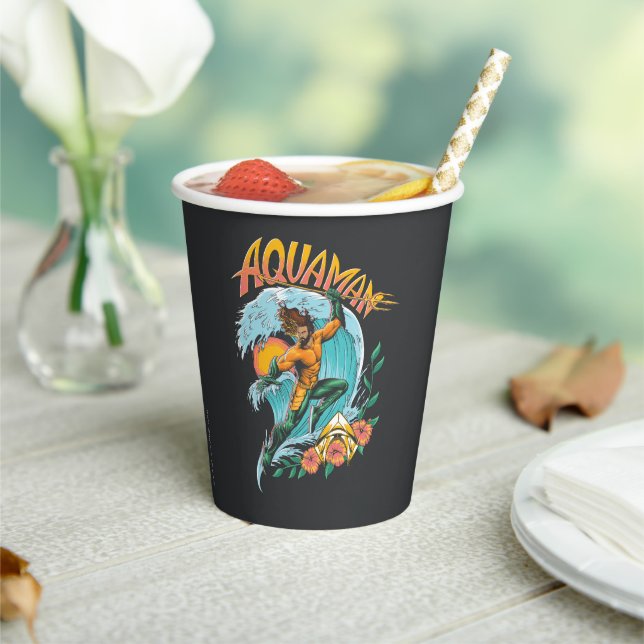Aquaman und Trident Rising Surf Graphic Pappbecher (In Situ)