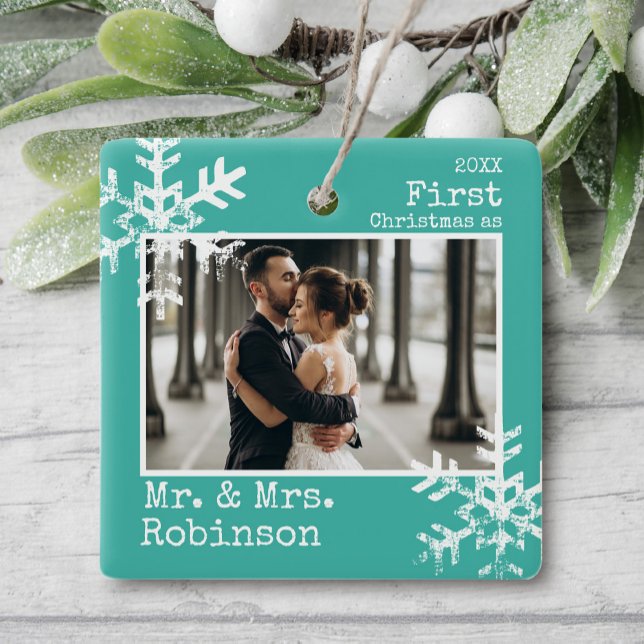 Aquamarin 1. Weihnachten & Mrs. Foto Keramikornament (Rustic snowflake newlywed holiday keepsake photo ornament perfect for gifts to bring joy to others.)