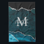 Aquamarin Blau und Silbermarmor Agate Geschirrtuch<br><div class="desc">Dieses Küchentuch mit elegantem und glamourösem Marmorboden mit geode gemstone Details und Imitaten silbernen Glitzer Akzenten. Das Monogramm kombiniert handgeschriebene Skripte mit modernen serifenlosen Schriftart für ein elegantes und raffiniertes Aussehen. Dies wird das ideale Geschenk, da es mit einem Namen und Initial angepasst werden kann. Die tiefen aquamarinen Blautöne machen...</div>