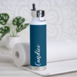 Aquamarin Blue Personalisiert Wedding Bridesmaid Trinkflasche<br><div class="desc">Geben Sie Ihrer Hochzeitsjury oder Ihrer Trauzeugin diese trendige,  vakuumgekühlte Wasserflasche,  die ihren Namen in weißem,  stilisiertem Schrift auf einem aquamarinen blauen Hintergrund zeigt,  der zu Ihrem Hochzeitsfarbenschema passt. Stellen Sie die Flasche nach Belieben durch Bearbeiten und Ersetzen des Namens durch Ihren eigenen Namen ein. Wählen Sie Ihre Wasserflasche.</div>