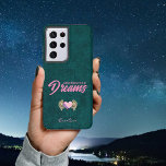 Aquamarin Blue Pink Dream Winged Heart Inspiration Samsung Galaxy Hülle<br><div class="desc">Dieses hübsche Gehäuse inspiriere Ihnen und den Menschen um Sie herum,  "sich an Ihre Träume zu erinnern". Grosser aquamariner Hintergrund mit rosa Typografie. Ein rosa Herz mit Engelsflügeln im Tätowierstil. Fügen Sie Ihren Namen hinzu,  um es zu Ihrem eigenen zu machen.</div>