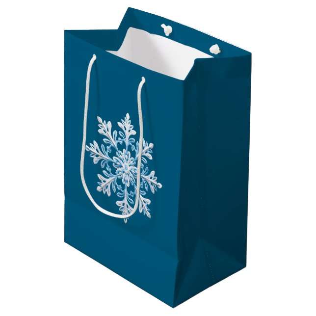 Aquamarin Blue White Christmas Snowflakes Mittlere Geschenktüte (Vorderseite Schrägansicht)