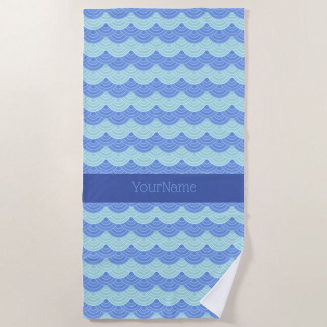 Aquamarin türkisfarbene Royal Blue Scalloped Waves Strandtuch (Vorderseite)