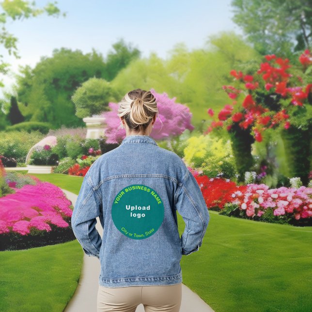 Aquamarine grüne Round-Business-Marke für Frauen Jeansjacke (Teal green round business brand on women's denim jacket.)