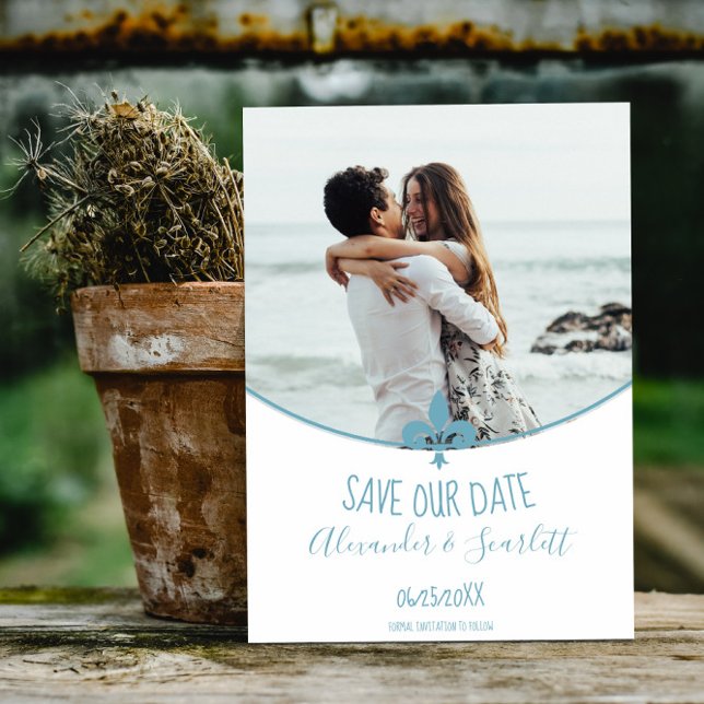 Aquamarine Lilie Foto Ankündigung Datum freihalten (Teal Fleur de Lis Photo Save the Date)