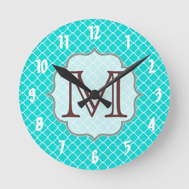 Aquamarine Quarterfolie Latti Monogramm erste Wand Runde Wanduhr (Vorderseite)