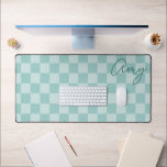 Aquamarine Schachbretter Monoline Name Schreibtischunterlage<br><div class="desc">Ein hübsches aquamarines Retro-Muster mit einem modernen monoline-kalligraphischen Schriftart für ihren Namen und/oder Monogramm. Ändern Sie den Stil, die Größe und sogar die Farbe des Schriftartes, um ihren persönlichen Stil zu erfüllen. Einige Leute ziehen es vor, den Text auf der links Seite der Tischmatte zu begründen. Ein nettes Geschenk für...</div>