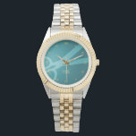 Aquamarine Scheren und Monogramm Armbanduhr<br><div class="desc">Diese Uhr zeigt Ihr Monogramm und eine Schere vor einem aquamarinen grünen Hintergrund mit goldfarbenen römischen Ziffern. Es ist ein perfektes Geschenk für einen Friseur, Friseur, Schneider und vieles mehr.</div>