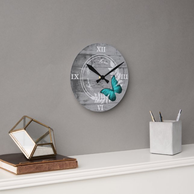 Aquamarine Schmetterlingsmütze Rustikale Acrylwand Runde Wanduhr (Büro)