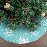 Aquamarine Schneeflocken Polyester Weihnachtsbaumdecke<br><div class="desc">Weiße Schneeflocken und Schnee in einer aquamarinen Kulisse.</div>