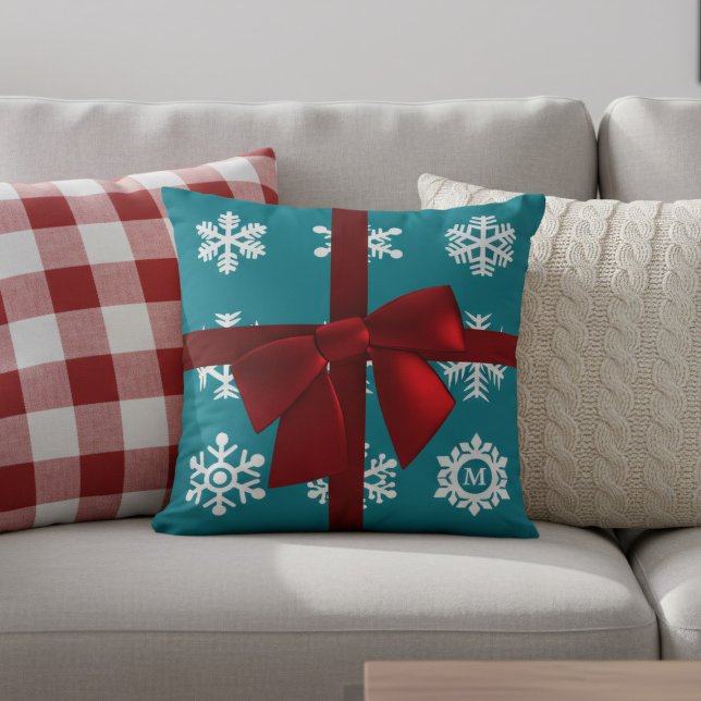 Aquamarine Schneeflocken Red Bow Weihnachtsgebäck  Kissen (Ho Ho Ho! Add your initial to this festive teal and red Christmas throw pillow)