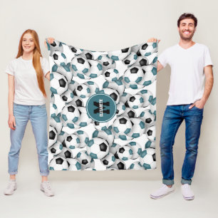 aquamarine schwarze Fußbälle Muster mit Monogramm Fleecedecke