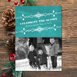 Aquamarine Slanted Chalkboard Holiday Foto Flat Ca Einladung<br><div class="desc">Elegante und stilvolle Slanted Chalkboard Holiday Foto Flat Card in Türkis mit einem kunstvollen Deko-Rahmen und einem trendigen Chalkboard-Look Hintergrund. Diese schicke und trendige Fotokarte lässt sich leicht mit einem charmanten Foto der Familie und individuellen Weihnachtsgrüßen anpassen. Klicken Sie auf "Anpassen", um weitere Personalisierungsoptionen zu erhalten. Fotografie © Storytree Studios,...</div>