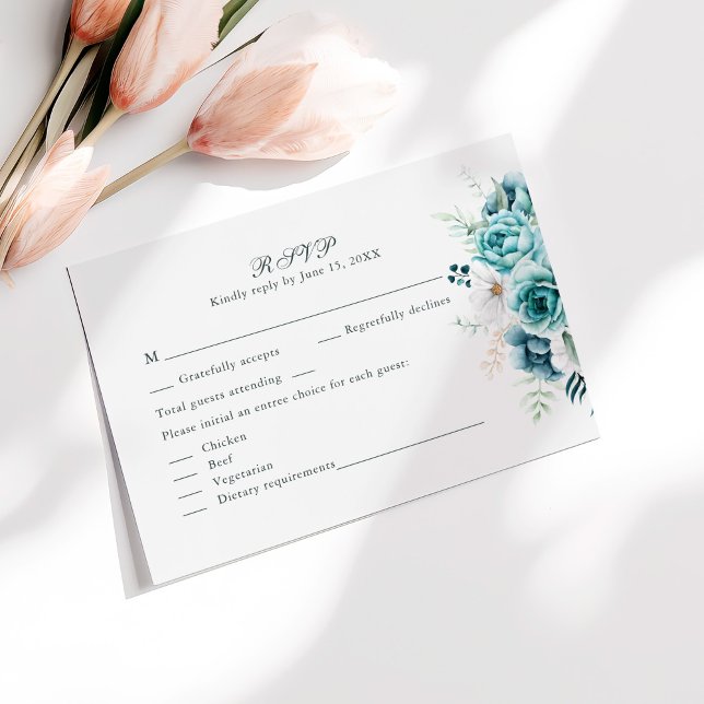 Aquamarine und cremefarbene Wildblumen mit RSVP-Ho Dankeskarte (Teal and Off-White Wildflowers Wedding RSVP Card on sunny white table with pale pink flowers.)