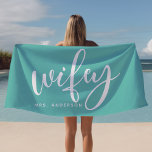 Aquamarine und weiße Braut Strandtuch<br><div class="desc">Mit diesem schicken "Wifey" Strandtuch in aquamarin-weiß, ideal für Flitterwochen, Strandtage oder zum Entspannen am Pool, können Sie Ihren Status als frisch verheiratet feiern. Dieses Handtuch ist für Braut und Jungvermählte konzipiert und kann mit einem Nachnamen personalisiert werden, was es zu einem einzigartigen Geschenk oder persönlichem Accessoire macht. Für sonnige...</div>