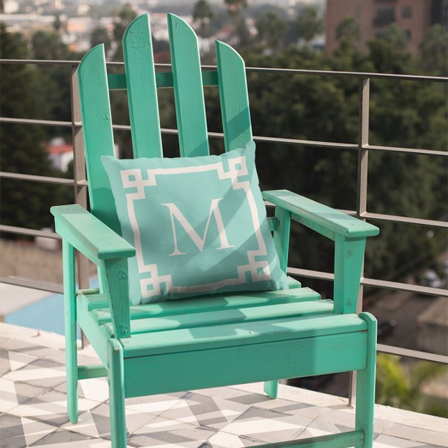 Aquamarine und weiße Monografie, griechische Schlü Kissen (Create your own monogrammed Greek Key border square throw pillow.)