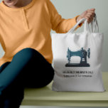 Aquamarine Vintage Nähmaschine Seamstress Tragetasche<br><div class="desc">Elegante Kostüme für Schneider,  Nahtlose,  Modedesigner,  Stylist und mehr mit einer Vintagen Nähmaschinenillustrierung in aquamarin Pfauenblau mit zwei Textzeilen in Weiß. Nähmaschinenfarbe ist bearbeitbar!</div>