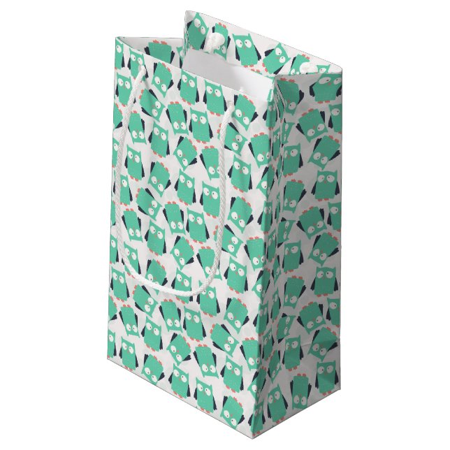 Aquamarine Whimsical Owls Kleine Geschenktüte (Rückseite Schrägansicht)
