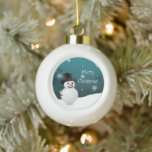 Aquamarine Winterlandschaft Snowman Gerahmte Ornam Keramik Kugel-Ornament<br><div class="desc">Fügen Sie Ihrem Weihnachtsbaum eine skurrile Touch mit einem Aquamarinen Snowman Winter Scene Gerahmt Ornament. Im Ornament-Design präsentiert sich ein glücklicher Schneemann in einer schneebedeckten winterlichen Szene mit einem aquamarinen Hintergrund,  der mit passenden Farbschneeflocken geschmückt ist. Mit diesem Design sind auch zusätzliche Geschenk- und Urlaubsartikel erhältlich.</div>
