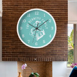 Aquamariner Name des Beach House Uhr<br><div class="desc">Einzigartige nautische Wanduhr in aquamarin und weiß mit Ankerprint. Personalisieren mit Familiennamen und festem Jahr.</div>