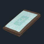 Aquamariner Name des gemusterten Aqua des Tri-fold Portemonnaie<br><div class="desc">Modernes helles Aqua aquamariner gemusterter Geldbeutel des hued und weißen Damastes. Fertigen Sie diesen Geldbeutel oder Geldbörse mit Ihrem Namen und Ihrer Familieninitiale besonders an. Liest z.Z. Nicola C. Ideal personalisiertes genanntes Geschenk für Mädchen und Frauen. Entworfen durch Sarah Trett.</div>