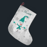 Aquamariner Niedlicher Snowman Holiday Strumpf Großer Weihnachtsstrumpf<br><div class="desc">Fügen Sie Ihrem Kaminfeuer eine festliche Touch in dieser Urlaubssaison mit einem Aquamarinen Niedlichen Snowman Holiday Strumpf hinzu. Im Strumpf-Design befindet sich ein niedlicher Schneemann in einem Hut, Schal und Handschuhe, die mit grauen und weißen Schneeflocken verziert sind. Auf grauem Grunge-Hintergrund kann man sich einen Raum für die Personalisierung geben....</div>
