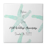 Aquamariner Starfish Individuelle Name zum 25. Hoc Fliese<br><div class="desc">Gedruckt mit schönem Seesternmuster im aquamarinen,  weißen Hintergrund mit individuelle Name,  Datumsvorlage,  ist dies ideal für Hochzeitstag Geschenke oder Küstenstrand Thema Wohngestaltung und Strandhaus Dekoration.</div>