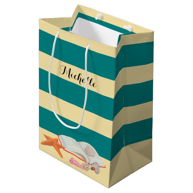 Aquamariner Streifen u. Seashells-personalisierte Mittlere Geschenktüte (Vorderseite Schrägansicht)
