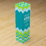Aquamarines Aqua-Zickzack Zickzack-Weinkiste 45. G Wein-Geschenkverpackung<br><div class="desc">Helle moderne Zickzack Stil Aqua grün aquamarin blauen Wein Box. Personalisieren Sie Ihre Empfänger mit Namen und Geburtstag Jahr. Derzeit liest glückliche 45. Geburtstag Taylor Vintagen Jahr. Entworfen von Sarah Trett.</div>