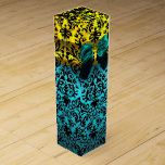 AQUAMARINES BLAU RIBBON, SCHWARZE GOLD ART NOUVEAU WEINBOX<br><div class="desc">Elegante goldgelbe, türkisfarbene, aqua-blaue Geschenkboxen mit lebendigen 3D-Topaz-Aquamarine-Edelsteinen, klassisch, einzigartiger Jugendstildamast, leicht anpassbar mit Ihrem Text für Hochzeitswein, Brauchtum, süsse 16, Babyduschen, Brautparty, Quinceanera-Geburtstagspartys, Bat Mitzvah, romantische Verlobung Duschen, Weihnachten, Weihnachten, Weihnachten, Weihnachten, Feiertage, Feiertage, Feiertage, Weihnachten, Weihnachten, Weihnachten, Weihnachten, Feiertage, Weihnachten, Weihnachten, Weihnachten, Feiertage Büro, Wiedersehen, Neujahrsfeiern, Jubiläen, Ansammlungen, Abschlüsse...</div>