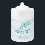 Aquamarines Dolphin Personalisiert Teapot<br><div class="desc">Genießen Sie Ihren Tee mit einem Aquamarinen Dolphin Personalisiert Teekanne. Im Teapot-Design entfaltet sich ein lebendiger metallischer Delphin gegen eine gedämpfte Seeküche und elegante Rollen mit einem Bereich,  der mit Ihrem Namen personalisiert werden kann. Zusätzliche Geschenkartikel in diesem Design sowie eine Vielzahl von Farben.</div>