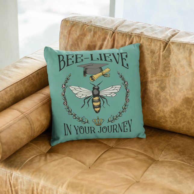 Aquamarines Leben in Ihrer Reise Abschluss Keepake Kissen (Trendy Teal "Bee-lieve in Your Journey" Hand-drawn Graduation Art with Custom Photo & Text on back.)