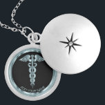 Aquamarines medizinisches Symbol Caduceus - Person Medaillon<br><div class="desc">Personalisierte Krankenpflege / Arzt Medizinisches Symbol Caduceus Aquamarine Nekklace bereit für Sie zu personalisieren. ✔ Hinweis: Nicht alle Vorlagenbereiche müssen geändert werden. 📌 Wenn Sie weitere Anpassungen benötigen, klicken Sie bitte auf den Button "Weitere Anpassungen vornehmen" oder "Design anpassen oder bearbeiten" und verwenden Sie unser Designwerkzeug, um die Größe, den...</div>