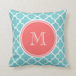 Aquamarines Quatrefolienmuster, Korallenmonogramm Kissen<br><div class="desc">Trendiges, stilvolles, aquamarines und weißes Quarrefolienmuster, das Sie mit einem weißen Monogramm in einem modernen Schriftart, auf einem Korallenschild, Banner, Rahmen mit weißem, kreisförmigen Rahmen personalisieren können. GraphicsByMimi© Ein trendy Muster für sie. Verwenden Sie das Vorlagenfeld, um Ihre Monogramm-Initial- oder Buchstaben hinzuzufügen, oder wählen Sie "Anpassen" für weitere Bearbeitungsoptionen wie...</div>