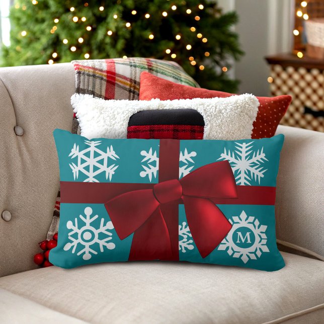 Aquamarines Snowflake Monogram Red Bow Lumbar Pill Lendenkissen (Ho Ho Ho! Add your initial to this festive teal and red Christmas lumbar pillow)