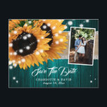 Aquamarines Sonnenblumen Save the Date Foto Postka Ankündigungspostkarte<br><div class="desc">Diese rustikale Hochzeit bewahrt das Datum Foto Postkarten mit Sonnenblumen auf Burlap und Spitzen Läufer vor einem Stallholz Hintergrund sind ideal für eine aquamarine rustikale Hochzeitsfeier inspiriert von Sonnenblumen.</div>