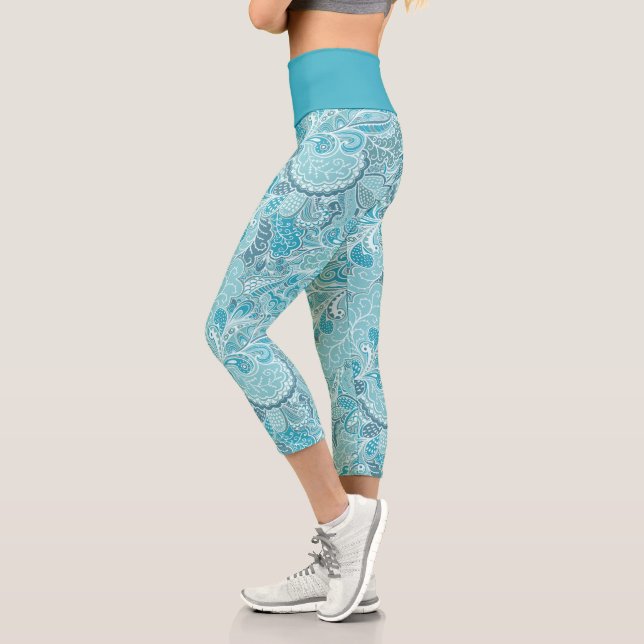 Aquamarines, weißes, elegantes Paisley-Muster Capri Leggings (Links)