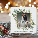 Aquarell Berries Hochzeitliches Foto Grün Keramikornament<br><div class="desc">Eleganter Wintergarten Watercolor Mr. und Mrs. Wedding Foto Neuvermählte Weihnachtsschmuck beinhaltet Eukalyptus-Blätter und rote Heilige Beeren. Grüner Text. Goldrahmen.</div>
