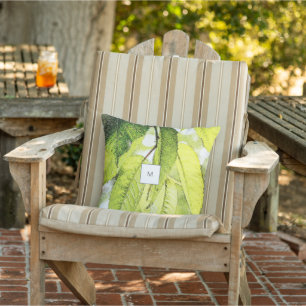 Aquarell-Blattmuster mit Monogramm für den Außenbe Kissen