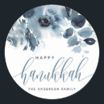 Aquarell Blau Blumen Happy Hanukkah Calligraphy Runder Aufkleber<br><div class="desc">Happy Hanukka! Fügen Sie Ihren Geschenken,  Karten und Umschlägen mit diesen Blumenaufklebern einen schönen Blumenakzent hinzu. Es zeichnet sich durch ein Aquarellmuster blauer Blumen aus. Die Texte sind für jede Veranstaltung vollständig editierbar. Matching-Elemente sind verfügbar.</div>
