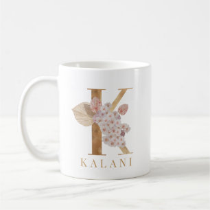 Aquarell-Blumen und goldener Buchstabe K Initiale Kaffeetasse
