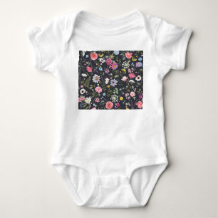 Aquarell-Blumenmuster: Sanftes Sommerdesign. Baby Strampler